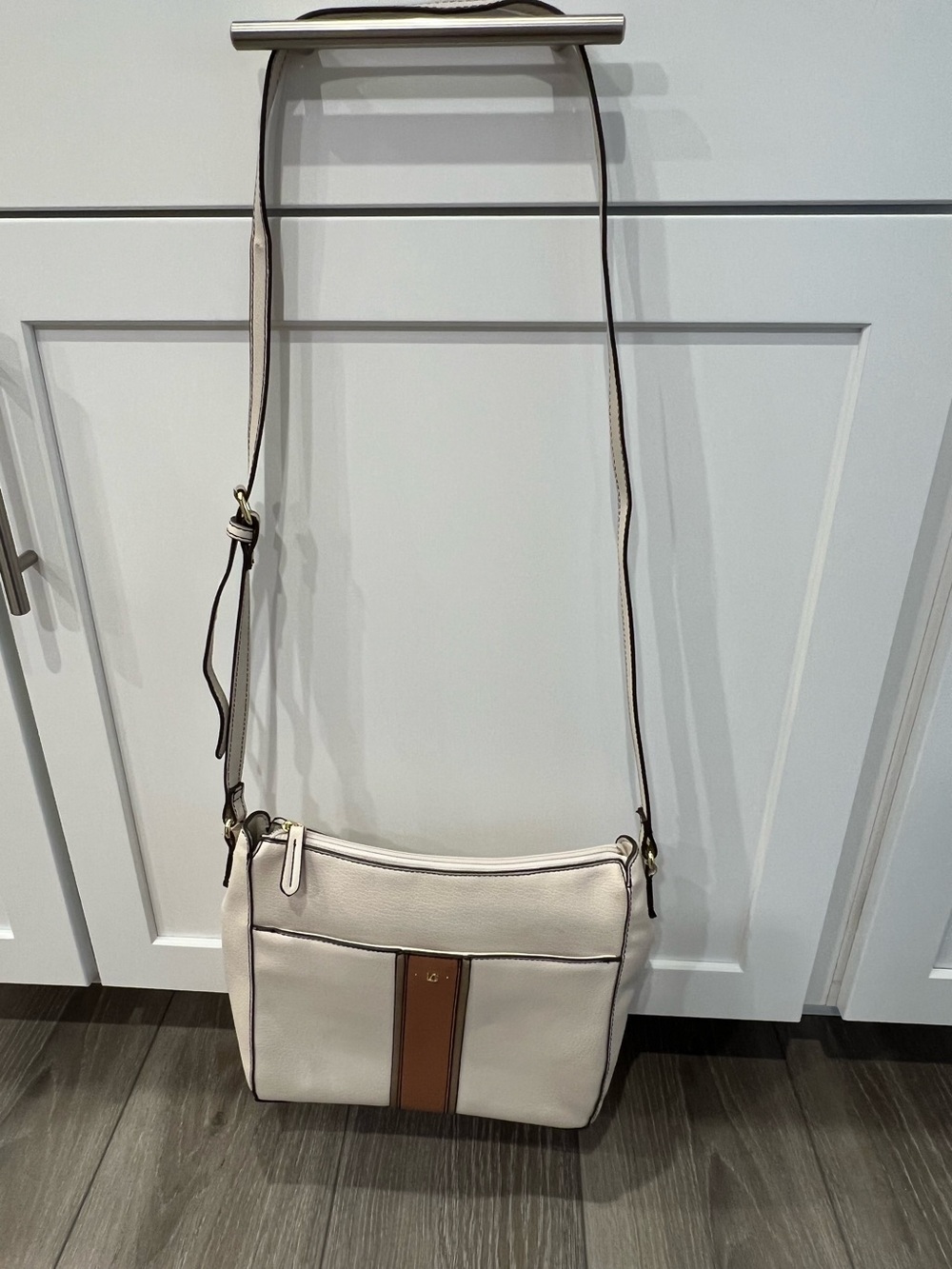 Liz Claiborne Crossbody Beige w/Brown Vertical Stripe Purse. Adjustable Strap.